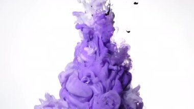 Beyaz arka planda suya karışmış mor, beyaz ve siyah suluboya mürekkep. Suyun içindeki renkli akrilik boyaların yavaş hareketi. Müthiş soyut bir arka plan. Ekran koruyucu, rahatlatıcı meditasyon arkaplanı.