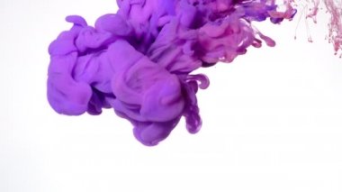Pembe ve mor suluboya mürekkep beyaz arka planda suya karışıyor. Suyun içindeki renkli akrilik boyaların yavaş hareketi. Güzel soyut bir arka plan. Ekran koruyucu, rahatlatıcı meditasyon arkaplanı.