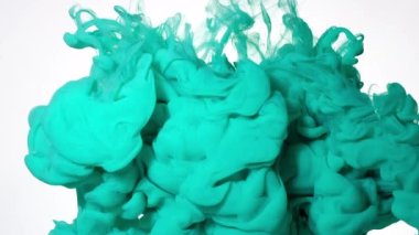 Nane ve yeşil suluboya mürekkep beyaz arka planda suya karışıyor. Suyun içindeki renkli akrilik boyaların yavaş hareketi. Soyut arkaplan. Ekran koruyucu, rahatlatıcı meditasyon arkaplanı.