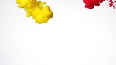 Beyaz arka planda suya karıştırılmış sarı ve kırmızı suluboya mürekkep. Suyun içindeki renkli akrilik boyaların yavaş hareketi. Soyut arkaplan. Ekran koruyucu, rahatlatıcı meditasyon arkaplanı.