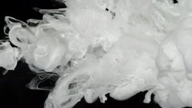 Beyaz soyut arka plan. Siyah arka planda beyaz suluboya mürekkep. Sütlü mürekkep dalgaları ve suda birbirine karışan damlacıklar. Ekran Koruyucu.