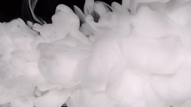 Ekran koruyucu, rahatlatıcı meditasyon arka planı. Sütlü beyaz, harika soyut bir arka plan. Siyah arka planda beyaz suluboya mürekkep. Yavaş çekim videosu.