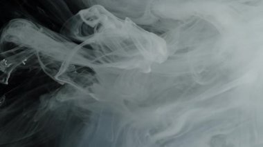 Suda beyaz suluboya mürekkep. Ekran koruyucu, rahatlatıcı meditasyon arka planı. Sütlü beyaz, harika soyut bir arka plan. Yavaş çekim videosu.