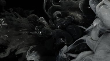 Sütlü beyaz ve siyah harika soyut bir arka plan. Çevre kirliliği kavramı. Siyah arka planda suya karıştırılmış beyaz ve siyah suluboya mürekkep. Meditasyon arkaplanı dinleniyor.