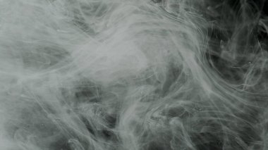 Çevre kirliliği kavramı. Beyaz mürekkep bulutu, beyaz duman. Rahatlatıcı bir arka plan. Sütlü, harika, soyut bir arka plan. Siyah zemin üzerinde beyaz akrilik mürekkep..