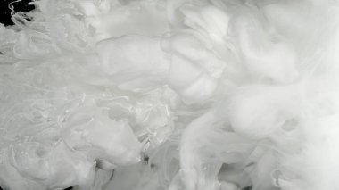 Siyah arka planda suya karıştırılmış beyaz suluboya mürekkep. Çevre kirliliği kavramı. Sütlü beyaz harika soyut arkaplan.