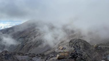 Dağlarda yavaşça süzülen bulutlar. İnanılmaz bir dağ manzarası. Aralıkta Kilimanjaro 'ya tırmanmak, Tanzanya, Afrika. Zaman Uygulaması.