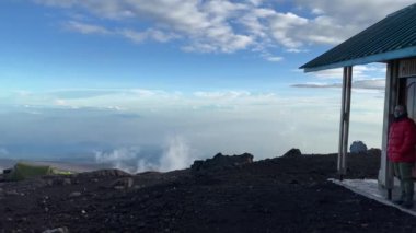 Barafu kampı. Turist, çadırların ve Mawenzi Dağı 'nın huzurlu manzarasının keyfini çıkarıyor. Aralık 'ta Kilimanjaro' ya tırmanmak, Tanzanya, Afrika.