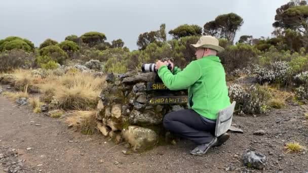 Turysta Dużym Aparatem Fotograficznym Robi Zdjęcia Niesamowitej Natury Tanzanii Wspinaczka — Wideo stockowe