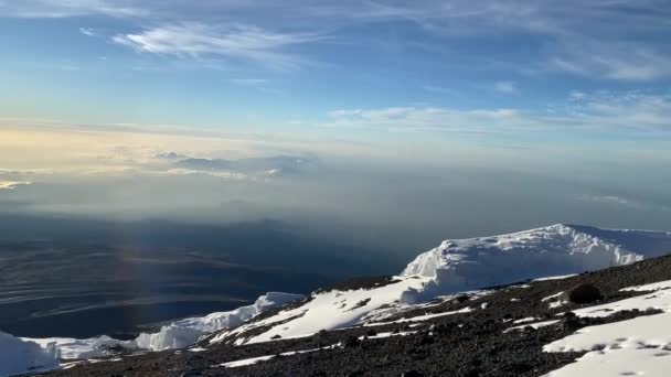 Een Groep Toeristen Klimt Berg Uitzicht Mount Mawenzi Wolken Dageraad — Stockvideo