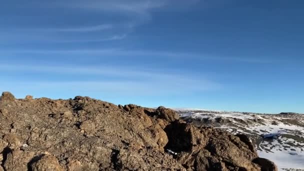 Kilimandzsáró Hóval Borított Kráterének Látványa Gyönyörű Napfelkelte Hegyekben Kilimandzsáró Megmászása — Stock videók