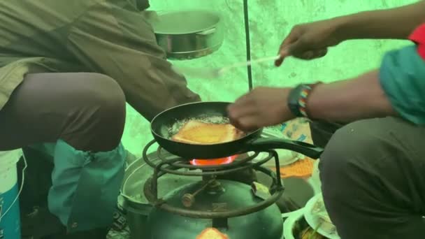 Dva Černí Kuchaři Připravují Horké Sendviče Pánvi Plynové Láhvi Stanu — Stock video