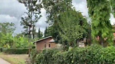 Moshi, Tanzanya - 27 Aralık 2021: Machame yolu üzerindeki Kilimanjaro Milli Parkı yolunda Tanzanya 'nın yerel sokaklarından birine sür. Afrika 'da Seyahat.