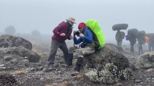 Kilimanjaro Tanzania December 2021 Een Toerist Vraagt Zijn Zwarte Gids — Stockvideo