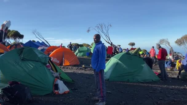 Kilimandzsáró Tanzánia 2021 December Reggel Shira Barlangban Kilátás Turisták Fekete — Stock videók