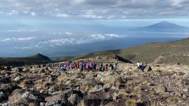 Kilimandzsáró Tanzánia December 2021 Egy Nagy Csoport Turista Mászók Egy — Stock videók