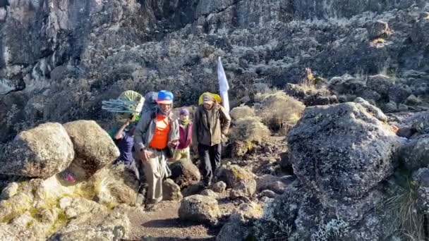Kilimanjaro Tanzania December 2021 Vermoeide Wandelaars Beklimmen Berg Met Hun — Stockvideo