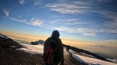 Güzel dağ manzarası. Kilimanjaro Dağı 'ndan turistler iner. Kilimanjaro Dağı 'nın tepesinden inanılmaz bir gün doğumu, Tanzanya, Afrika.