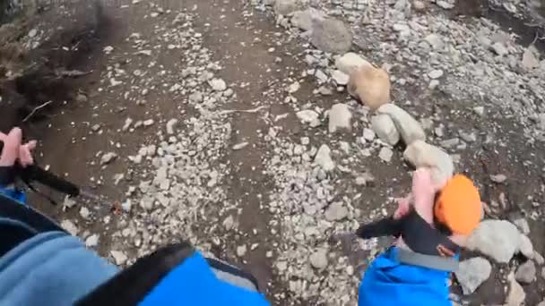 Hombre Con Bastones Trekking Camina Por Sendero Montaña Equipado Vista — Vídeos de Stock