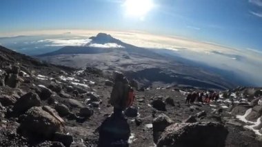 Kilimanjaro, Tanzanya - 1 Ocak 2022: Kilimanjaro Dağı 'nın tepesinden in. Dağlarda şafak vakti. Kilimanjaro 'ya tırmanmak.