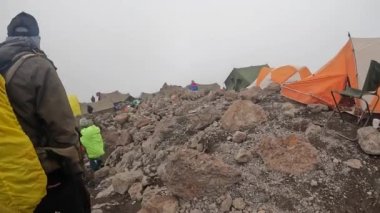 Kilimanjaro, Tanzanya - 1 Ocak 2022: Zayıflamış ve hasta bir yürüyüşçü dağdan kollarıyla indirildi. Kamp yapmak. Kilimanjaro 'ya tırmanmak.