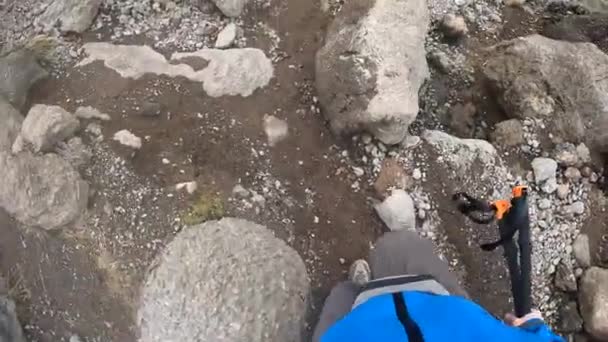 Touriste Promène Long Sentier Montagne Devant Des Pierres Des Rochers — Video
