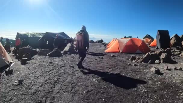 Килиманджаро Танзания Января 2022 Года Утро Лагере Барафу Палатки Туристы — стоковое видео