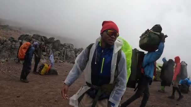 Kilimanjaro Tanzania December 2021 Camp Lava Tower Toeristen Dragers Gidsen — Stockvideo