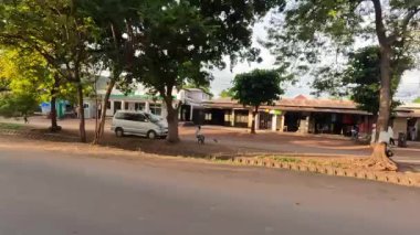 Arusha, Tanzanya - 7 Ocak 2022: motosikletçiler, sokak satıcıları, insanlar, evler, dükkanlar, küçük pazarlar. Tanzanya sokak hayatı.