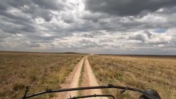 Widok Safari Jeep Afrykańskiej Sawannie Panorama Pól Małych Wzgórz Jeepa — Wideo stockowe