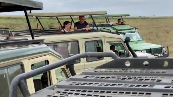 Park Narodowy Serengeti Tanzania Stycznia 2022 Turyści Jeepami Safari Obserwujący — Wideo stockowe
