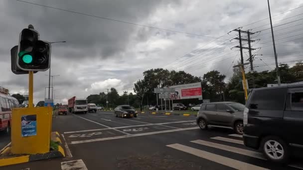 タンザニアのArusha タンザニア 2021年12月25日 タンザニアの通りでの車の交通 歩行者用交差点 車やオートバイ — ストック動画