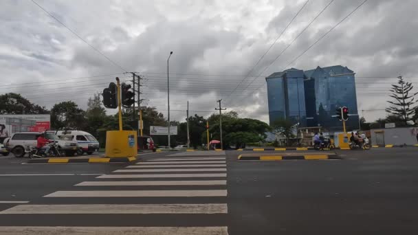 Arusha Tanzania December 2021 Man Red Suit Crosses Road Pedestrian — Stock Video