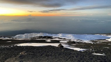Dağlarda şafak vakti. Kilimanjaro 'nun yok olan buzulları. Afrika 'nın en yüksek noktasından inanılmaz bir manzara. Tırmanan Kilimanjaro, Tanzanya.