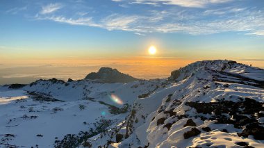 Uhuru Tepesi 'nden muhteşem bir manzara. Dağlarda şafak vakti. Kilimanjaro Dağı 'nın karla kaplı krateri. Tırmanan Kilimanjaro, Tanzanya, Afrika.