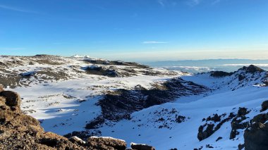 Kilimanjaro Dağı 'ndan muhteşem bir manzara. Kilimanjaro 'ya, Tanzanya' ya, Afrika 'ya tırmanmak. Karla kaplı volkan krateri.