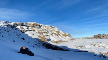 Güzel dağ manzarası. Karla kaplı dağların muhteşem manzarası. Tırmanan Kilimanjaro, Tanzanya, Afrika.