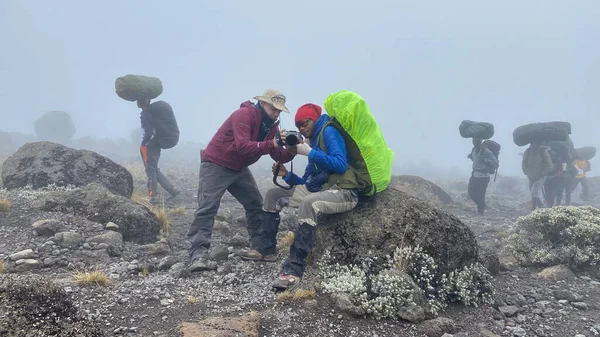 Kilimanjaro Tanzania December 2021 Een Blanke Toerist Laat Zijn Zwarte — Stockfoto