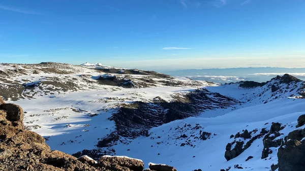 Kilimanjaro Dağı 'ndan muhteşem bir manzara. Kilimanjaro 'ya, Tanzanya' ya, Afrika 'ya tırmanmak. Karla kaplı volkan krateri.