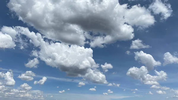 Göz Kamaştırıcı Mavi Gökyüzü Beyaz Bulutlar Doğal Arka Plan Nanılmaz — Stok fotoğraf