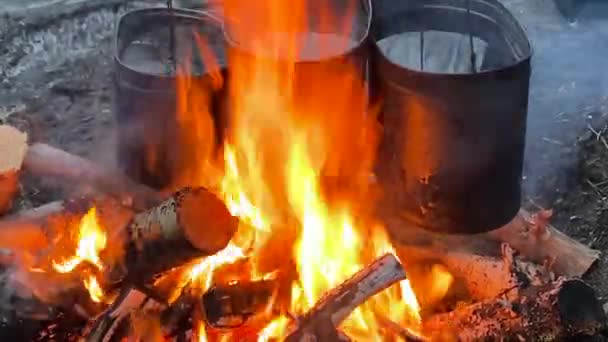 Close Iron Pots Water Large Fire Travel Kitchen Yellow Orange — Stockvideo