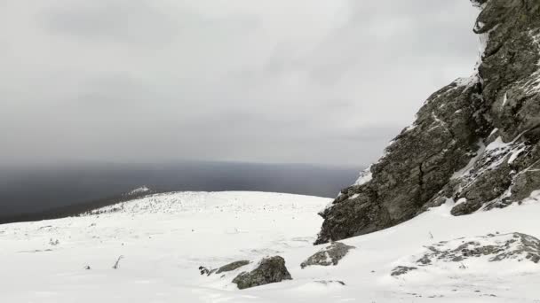 Three Tourists Walk Giants Manpupuner Plateau Komi Republic Russia Weathering — Vídeos de Stock