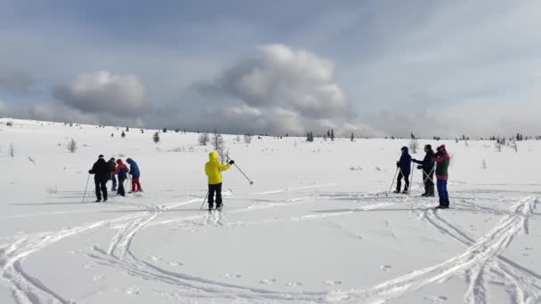 Group Skiers Walk Ski Trip Expanses Russia Snow Covered Hills — Stok video