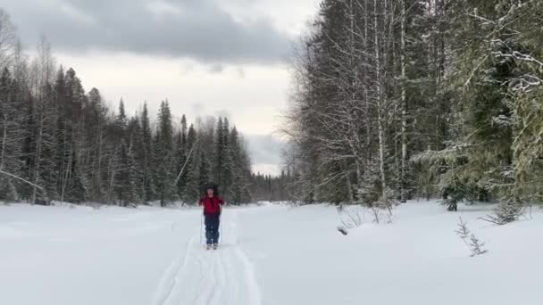 Elderly Happy Male Tourist Big Backpack Goes Skiing Ski Trip — Vídeos de Stock