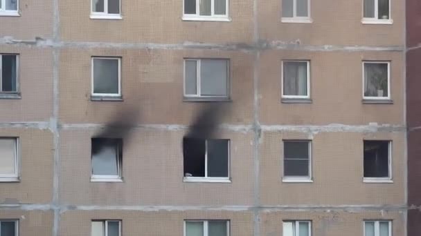 アパートのビルで火事だ アパートの窓から灰色の煙が吹きます 高層ビルに火を消す — ストック動画