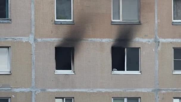 Close Black Smoke Coming Out Windows Two Rooms Apartment Building — стоковое видео