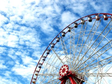 Parktaki dönme dolap.