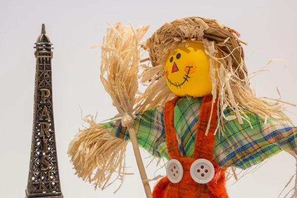 Scarecrow en eifel tower — Stockfoto