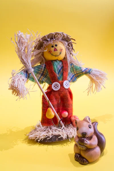 Scarecrow and squirrel — Stock Photo, Image