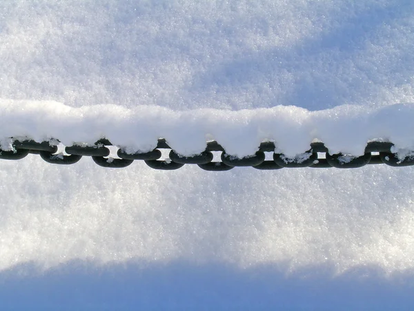 Łańcuch pod śniegiem — Zdjęcie stockowe